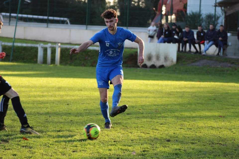 Statistiques du joueur: Killian Fauchoux. Poste: Defenseur saison: 2022/2023 et décisif 2 fois - Foot SEPQ - Football QUEDILLAC